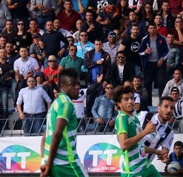 مالك بحر على اقصى اليسار في مباراة الشبيبة والنادي الصفاقسي