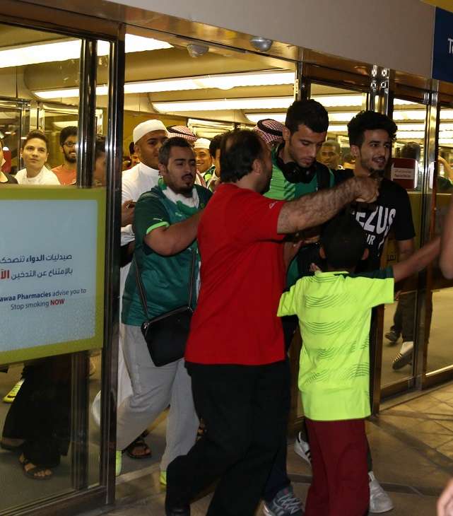 السومة لدى خروجه من المطار