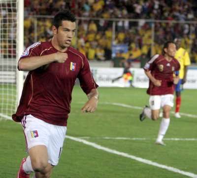 نيكولاس فيدور يحتفل بهدفه الأول في مرمى كولومبيا