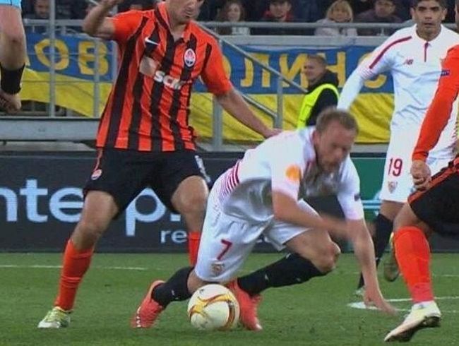 لحظة اصابة اللاعب مايكل كرون ديلي