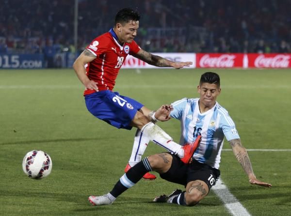  تشارليز أرانجيز في مباراة منتخبه أمام الأرجنتين