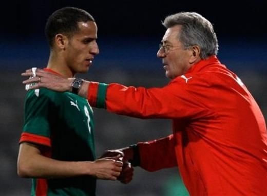 الأحمدي و لومير خلال مباراة أنغولا