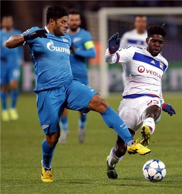 صامويل أوميتيتي يمين الصورة 