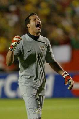 الحارس البرازيلي خوليو سيزار فرحأ بتسجيل فريقه لهدف في مرمى بيرو