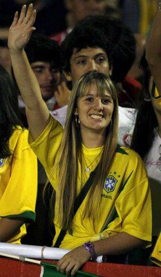 مشجعي منتخب البرازيل فرحين بفوز فريقهم على بيرو