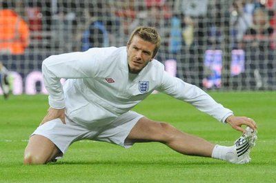 النجم الأنجليزي ديفيد بيكهام اثناء تمارين الأحماء قبل انطلاق لقاء منتخبه ضد اوكرانيا