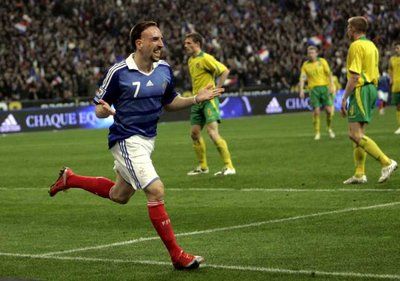 الفرنسي ريبيري يركض فرحا بتسجيله هدف بلاده الوحيد ضد لتوانيا