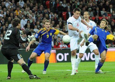 جون تيـري لحظة تسجيـله هدف الفوز في مرمى المنتخب الأوكرانـي