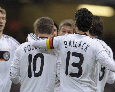 بودولسكي بجانب بالاك يحتلفون بالهدف الأول