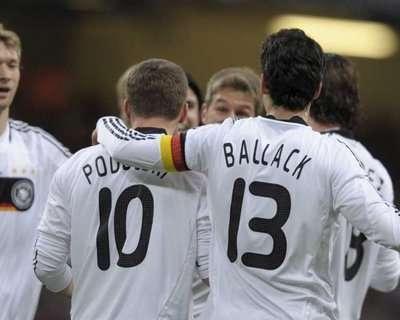 بودولسكي بجانب بالاك يحتلفون بالهدف الأول