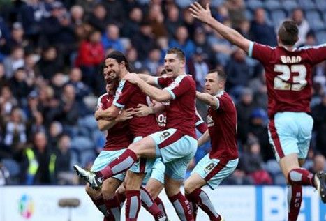 فرحة لاعبي بيرنلي بالصعود