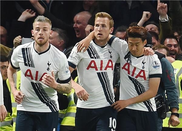 فرحة لاعبو توتنهام بهدف هاري كين