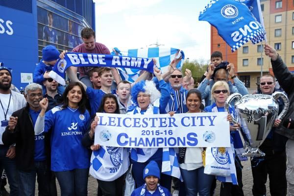 جماهير ليستر تحتفي بطريقتها باللقب