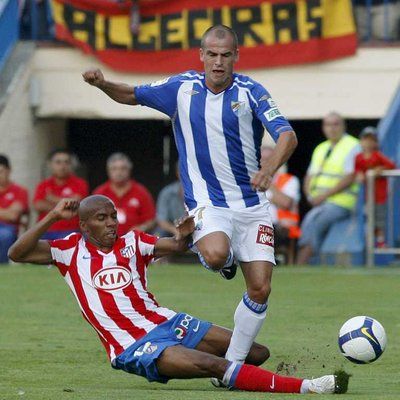 البرتغالي دودا لاعب ملقا يمر من البرازيلي اسونساو لاعب الاتليتكو 