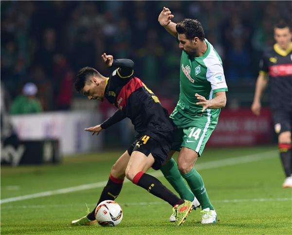 فيدريكو باربا (يسار)