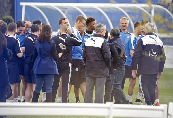 رانييري مع لاعبيه فى التدريبات بعد التتويج