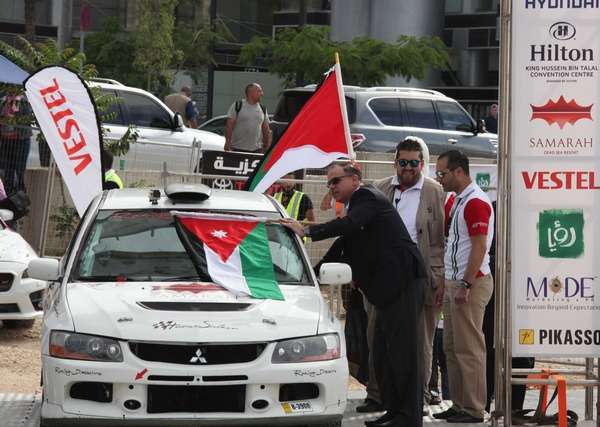 الأمير فيصل يعطي شارة الإنطلاقة 