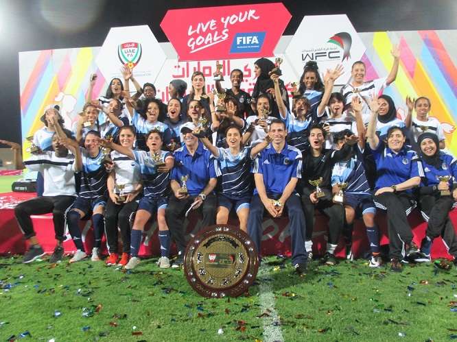 فرحة لاعبات فريق أبوظبي بلقب الدوري الإماراتي للسيدات 2015/2016