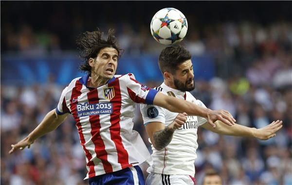 تياجو مينديز (يسار)