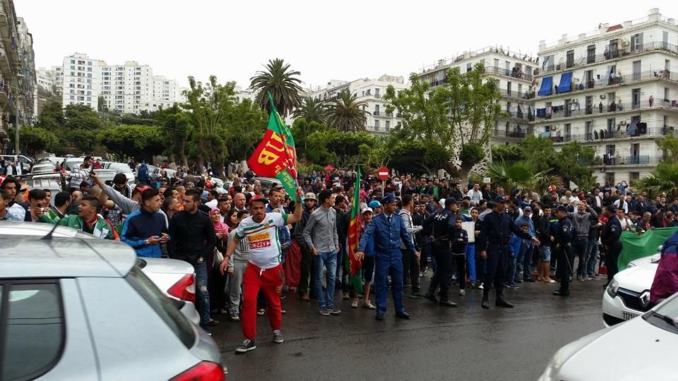 الجماهير التى احتفلت مع اللاعبين 