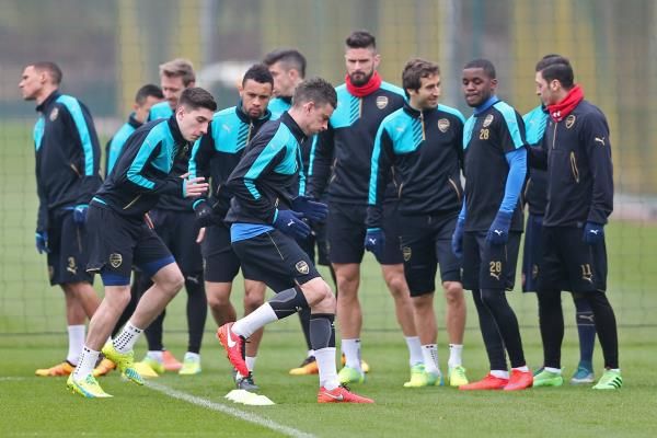 لاعبو ارسنال في التمارين