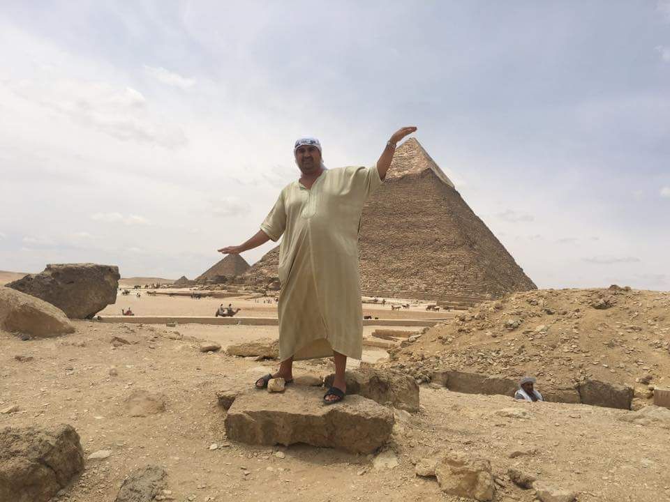 موسى الحبشي في زيارة للأهرامات قبل مغادرة القاهرة