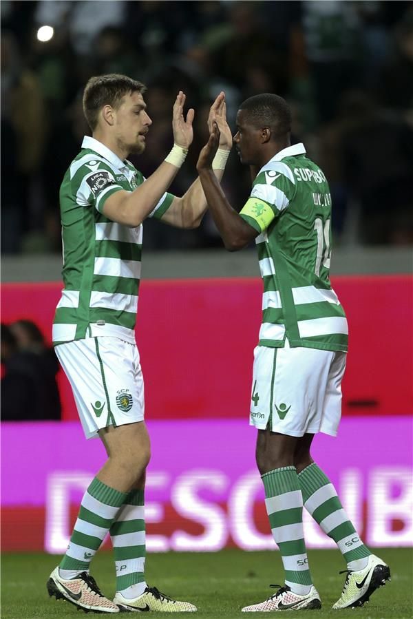 ويليام كارفاليو (يمين)