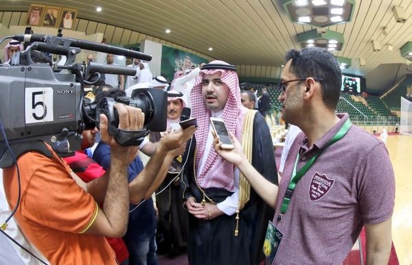 الأمير عبد الحكيم بن مساعد خلال حديثه بعد نهائي كأس الأمير سلطان