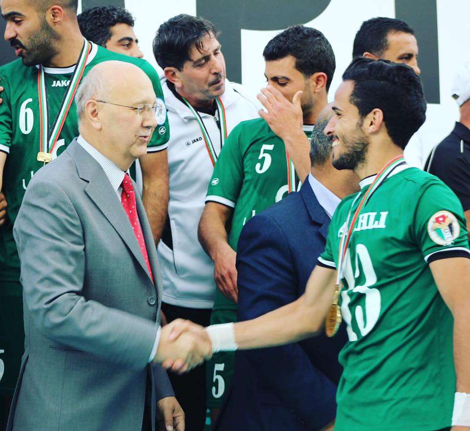 سعيد شقم يبارك للاعبيه بعد التتويج بكأس الأردن