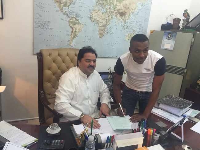 مبارك نصار لحظة التوقيع