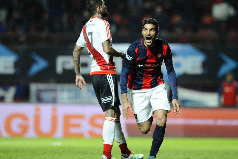 من مباراة سان لورينزو و ريفر بليت