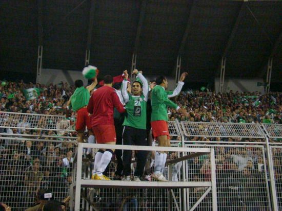 فرحة اللاعبين والجماهير بلقب الدوري بعد المباراة