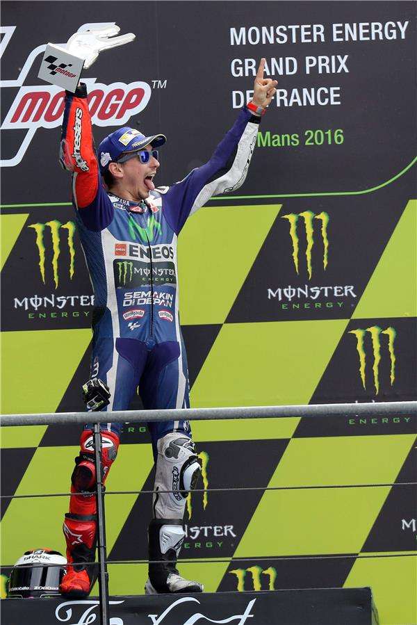 خورخي لورينزو يحتفل بالفوز