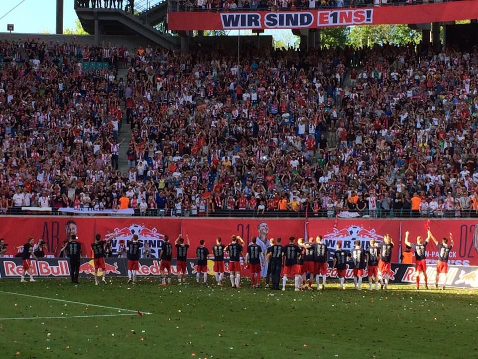 لاعبو لايبتسيج يحتفلون مع الجمهور