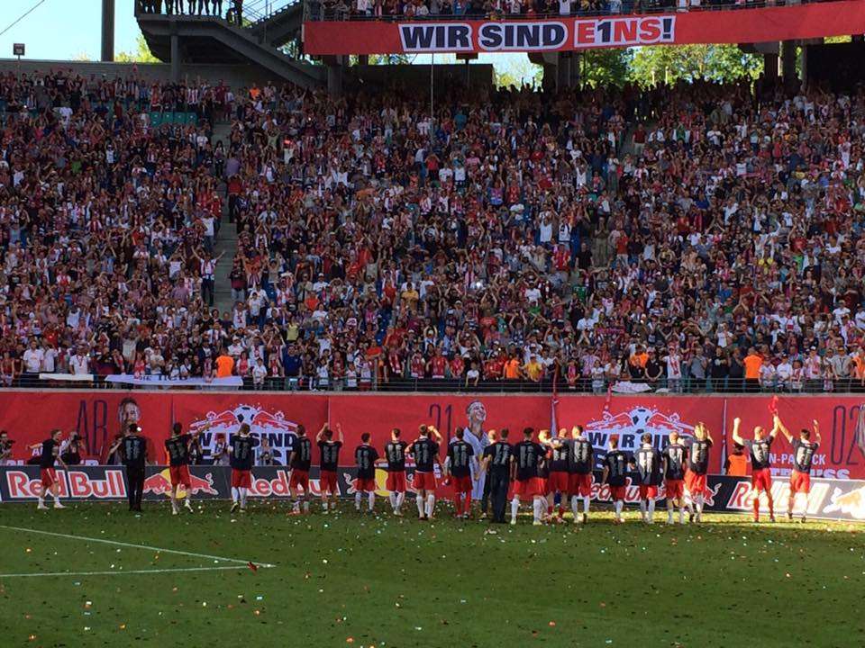 لاعبو لايبتسيج يحتفلون مع الجمهور