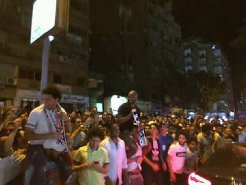 جماهير الزمالك تحمل عمر جابر على الأعناق