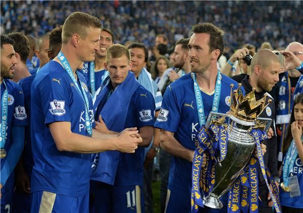 كريستيان فوكس يحمل كأس البريميرليج