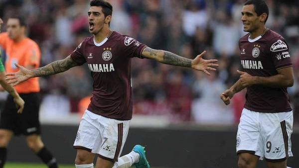 فرحة رومان مارتينيز بتسجيله هدف لانوس الأول