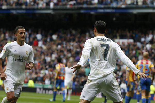 لوكاس فاسكيز يحتفل مع رونالدو