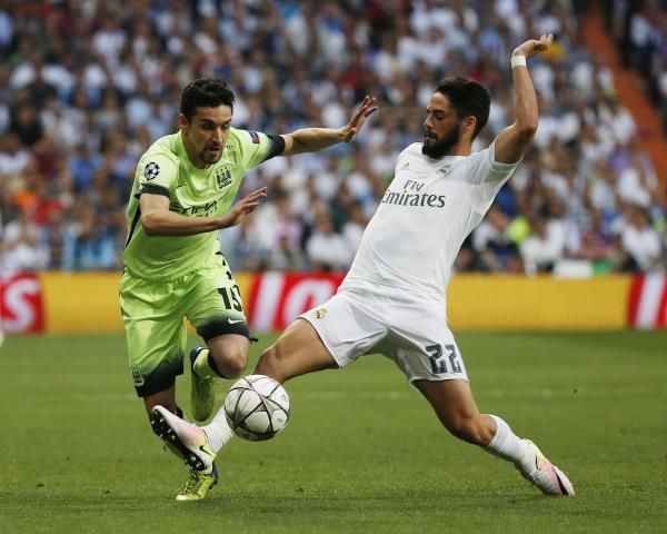إيسكو نجم وسط ريال مدريد "إلى اليمين"