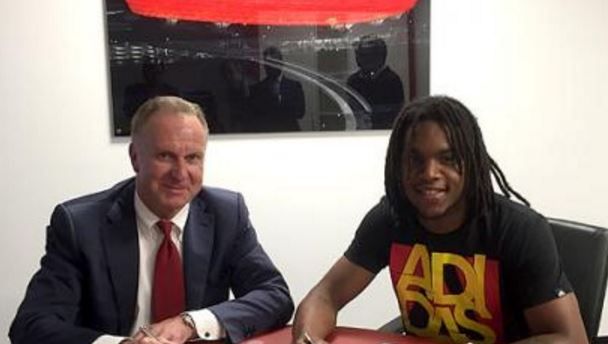 سانشيز ورومينيجه خلال توقيع العقد