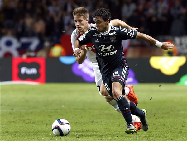  رافاييل دا سيلفا في مباراة فريقه امام موناكو