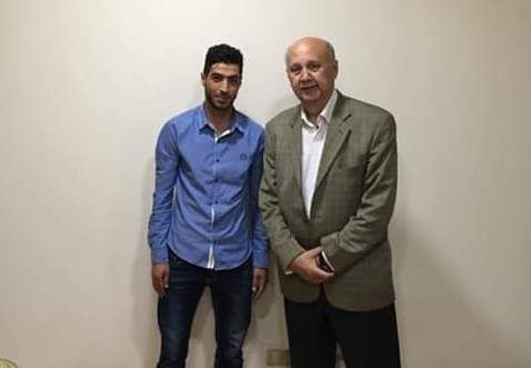 رئيس الأهلي سعيد شقم واللاعب سمرية بعد التوقيع