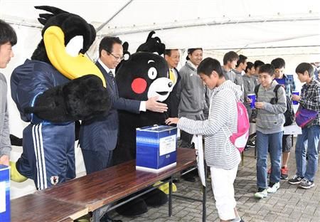 الاتحاد الياباني لكرة القدم يجمع التبرعات من الجماهير الحاضرة للمباراة