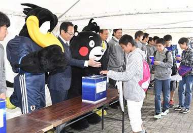 الاتحاد الياباني لكرة القدم يجمع التبرعات من الجماهير الحاضرة للمباراة