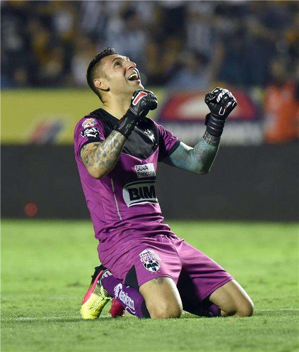 فرحة حارس مونتيري بالفوز