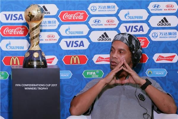 رونالدينيو مع كأس بطولة القارات