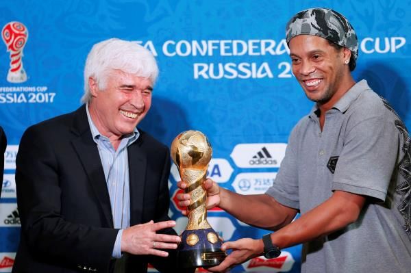 رونالدينهو مع اللاعب الروسي السابق لوفشيف