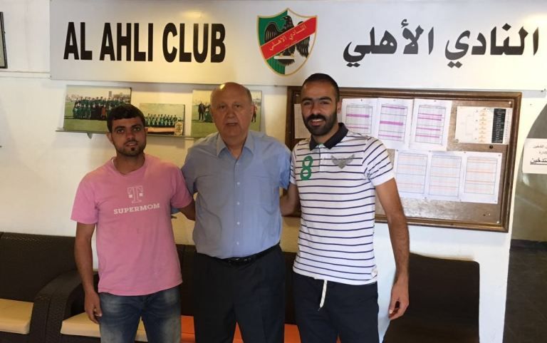 سعيد شقم يتوسط اللاعبين