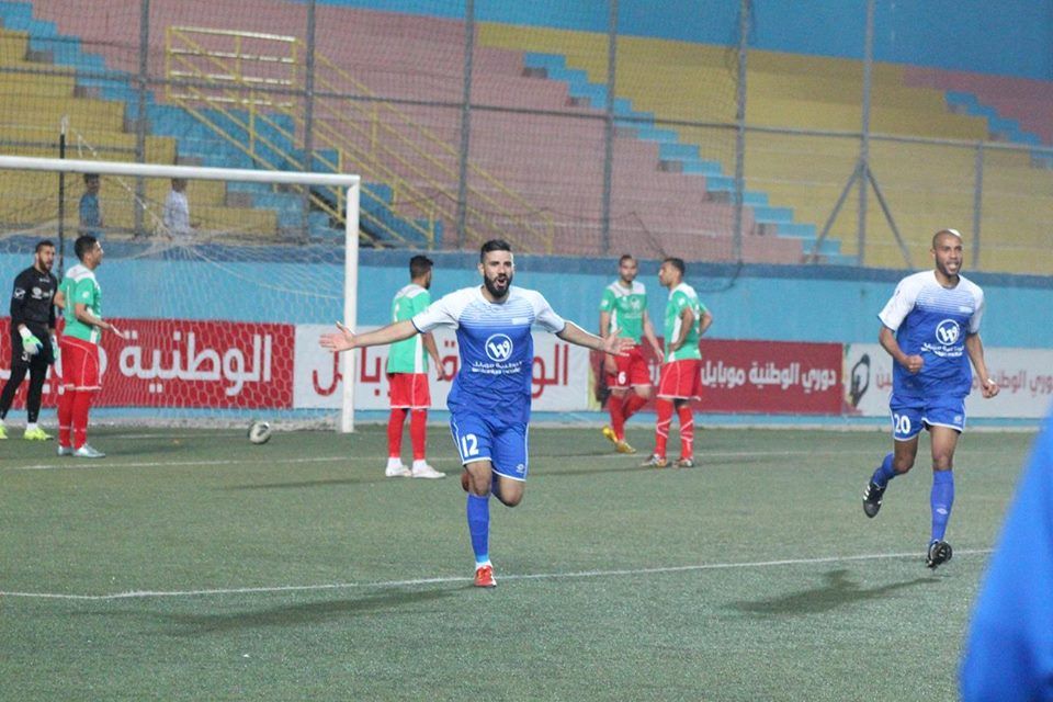 فادي سلبيس مهاجم الهلال يحتفل  بهدف التعادل في مرمى الأمعري